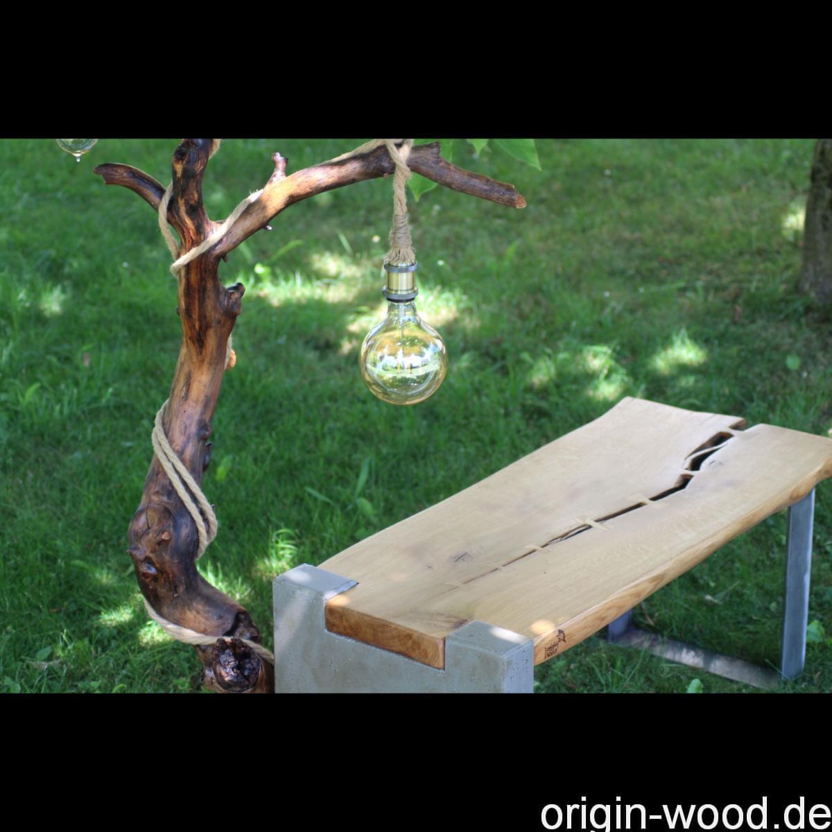 Lampe und Tisch
