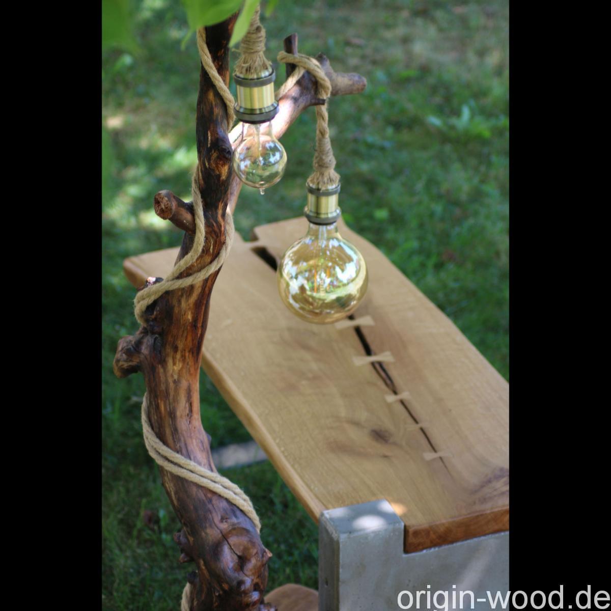 Lampe und Tisch